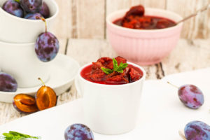 Bayerische Küche kann so lecker sein! Meine Bayerisch Creme in Verbindung mit österreichischem Zwetschgenröster ist genau das richtige Rezept für das bevorstehende Oktoberfest.