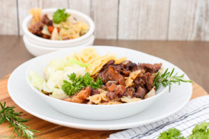 Schmorgerichte sind eine Klasse für sich. Mein Rezept für Ochsenschwanzragout mit Spitzkohl zeigt euch, dass nicht nur Filet gut schmecken kann, zu finden auf Cook and Bake with Andrea.