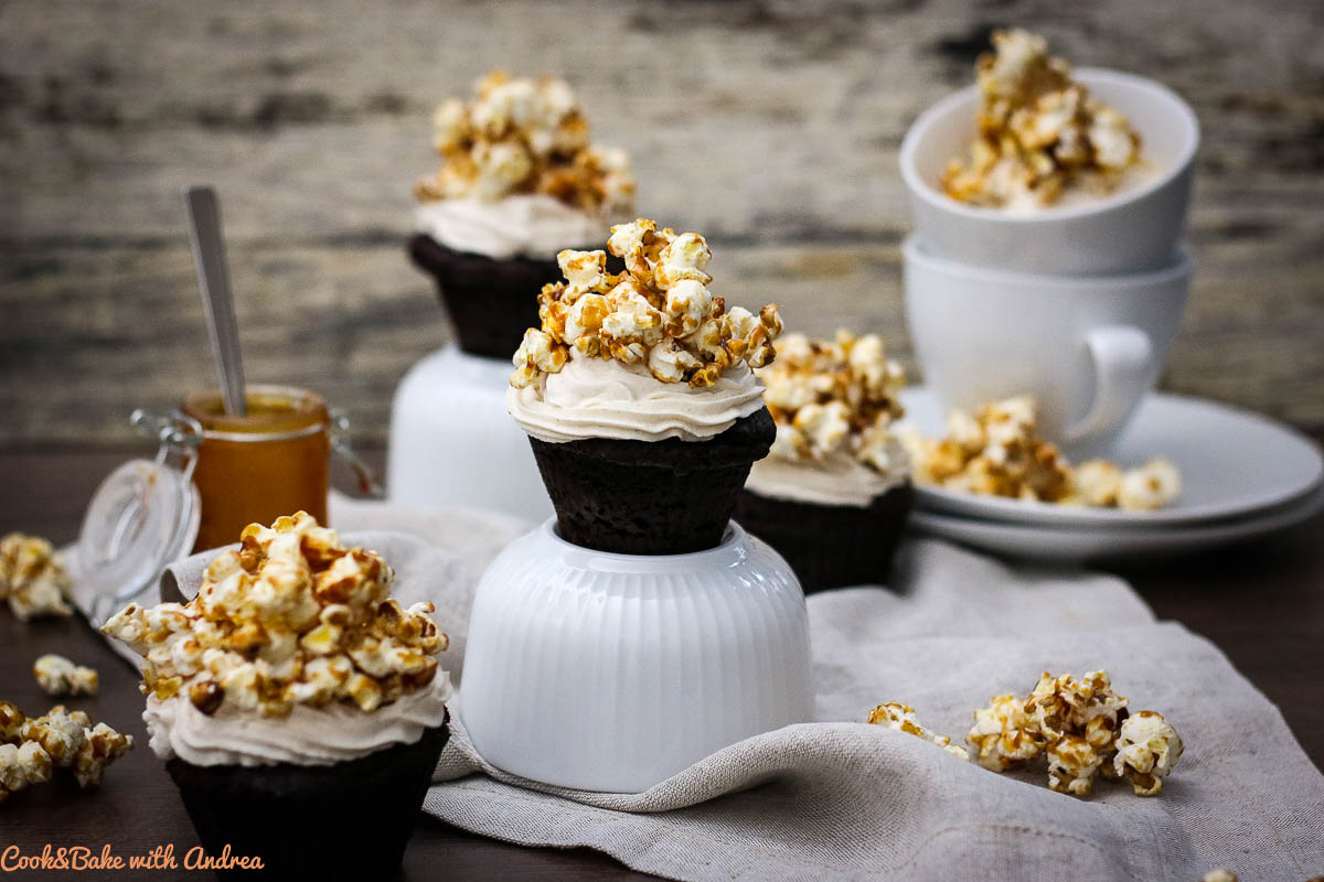 Espresso-Cupcakes mit knusprigem Karamell-Popcorn - C&B with Andrea