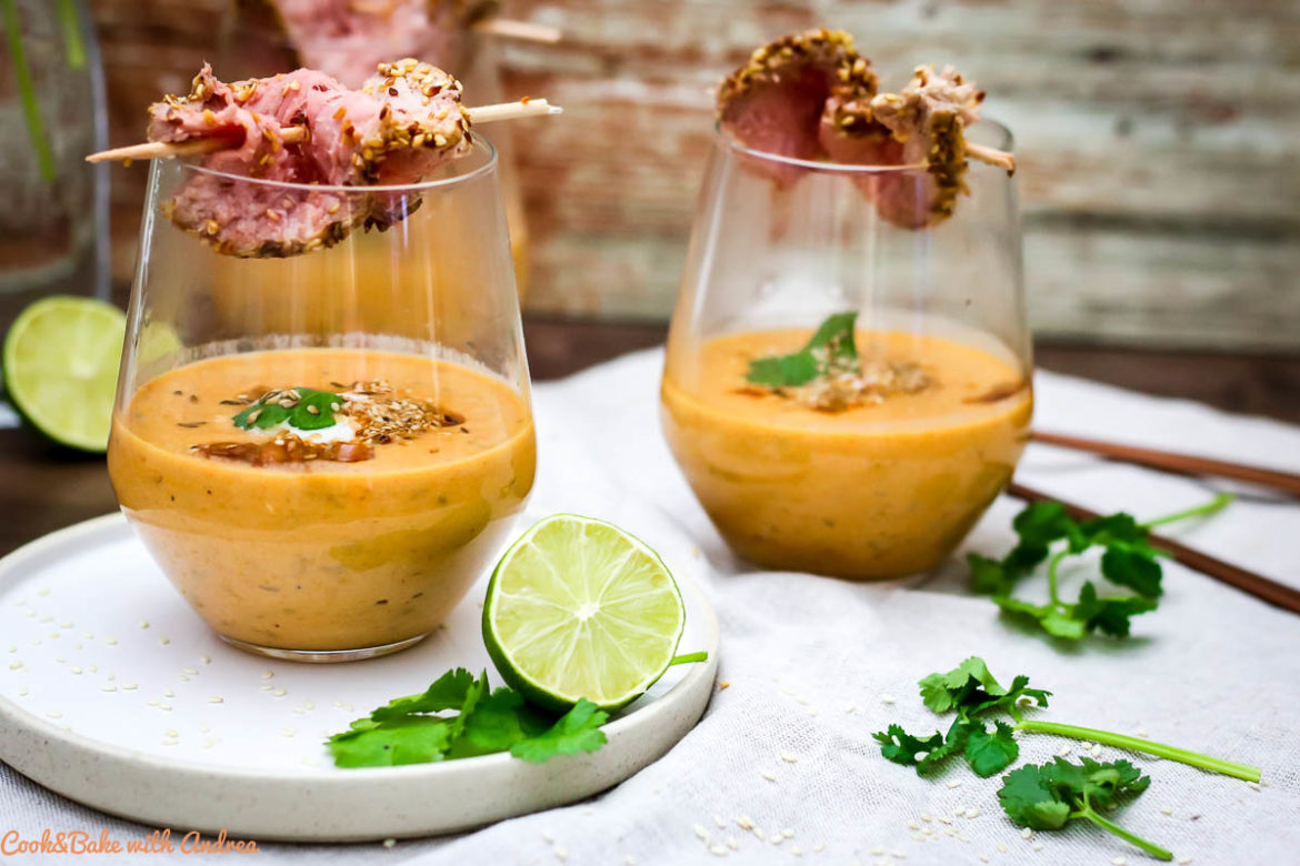 Heute geht es ab in den Orient mit dieser lauwarmen Kichererbsensuppe mit Joghurt und Schweinefilet im Sesammantel. Ein Traum aus 1001 Nacht auf dem Blog von Cook and Bake with Andrea.