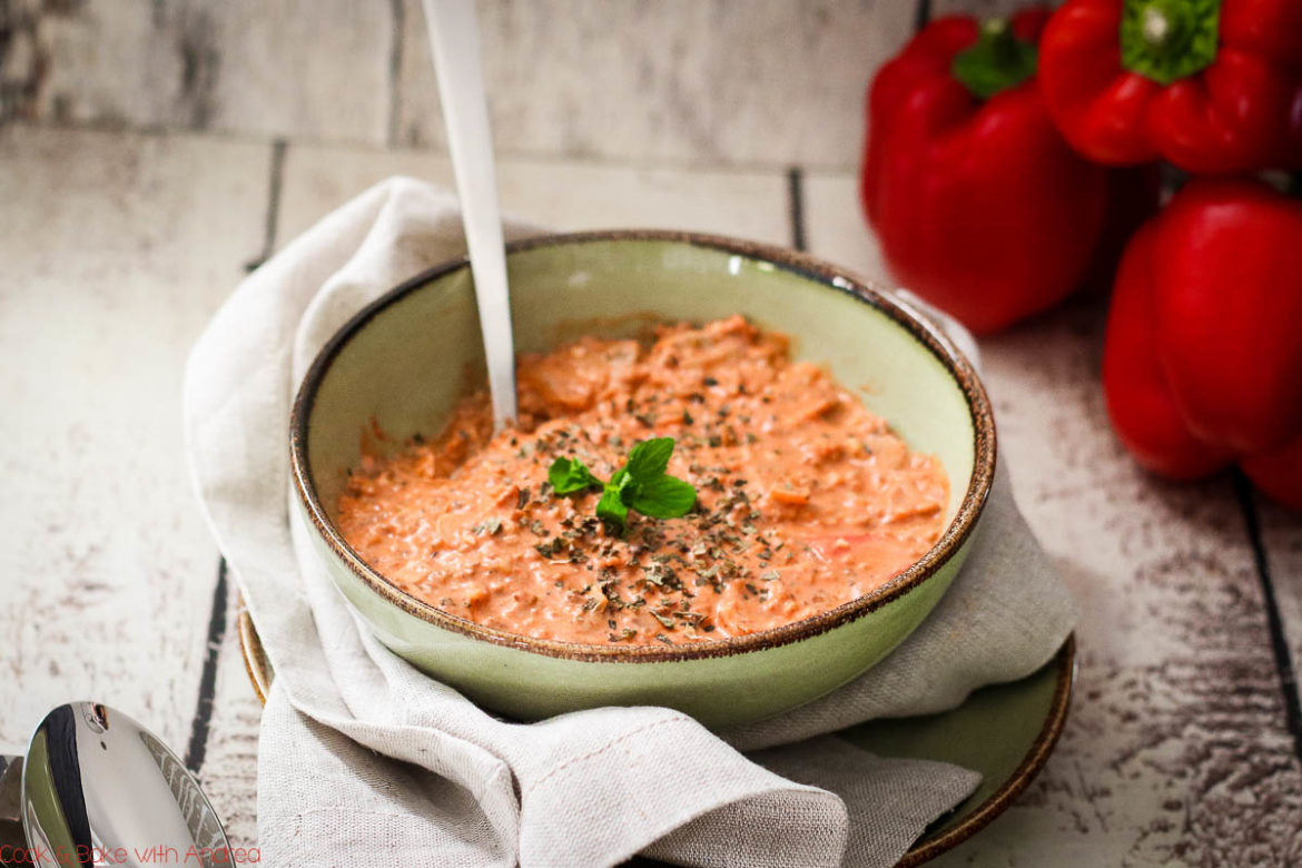 Normale Pizza ist euch zu langweilig? Dann müsst ihr unbedingt dieses einfache Rezept von Cook and Bake with Andrea für eine schnelle Pizzasuppe ausprobieren!