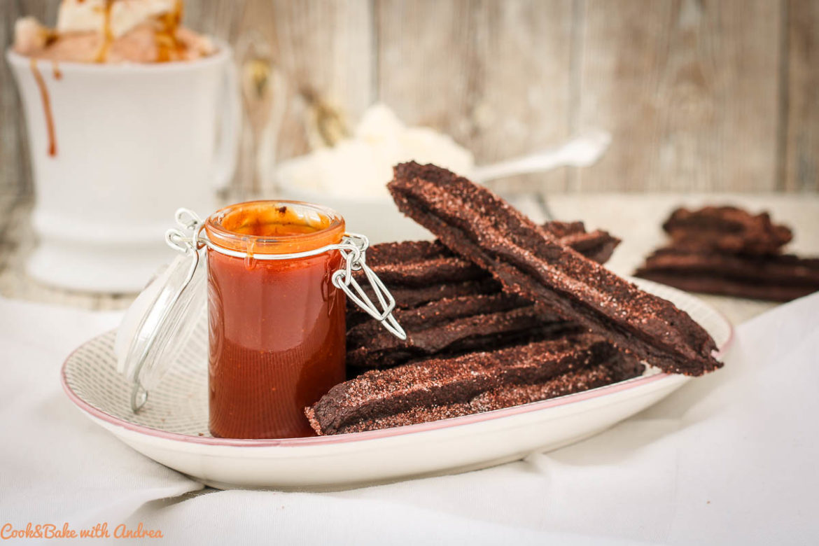 Cook and Bake with Andrea – Schokoladige Churros mit Salzkaramell-Dip Rezept – www.candbwithandrea.com Was man aus einfachem Brandteig so alles machen kann! In Deutschland in Form von Windbeuteln am bekanntesten, kennt man ihn in Spanien am besten als Churros. Heute habe ich ein abgewandeltes, schokoladiges Rezept mit Salzkaramell-Dip, das ihr auf Cook and Bake with Andrea findet.