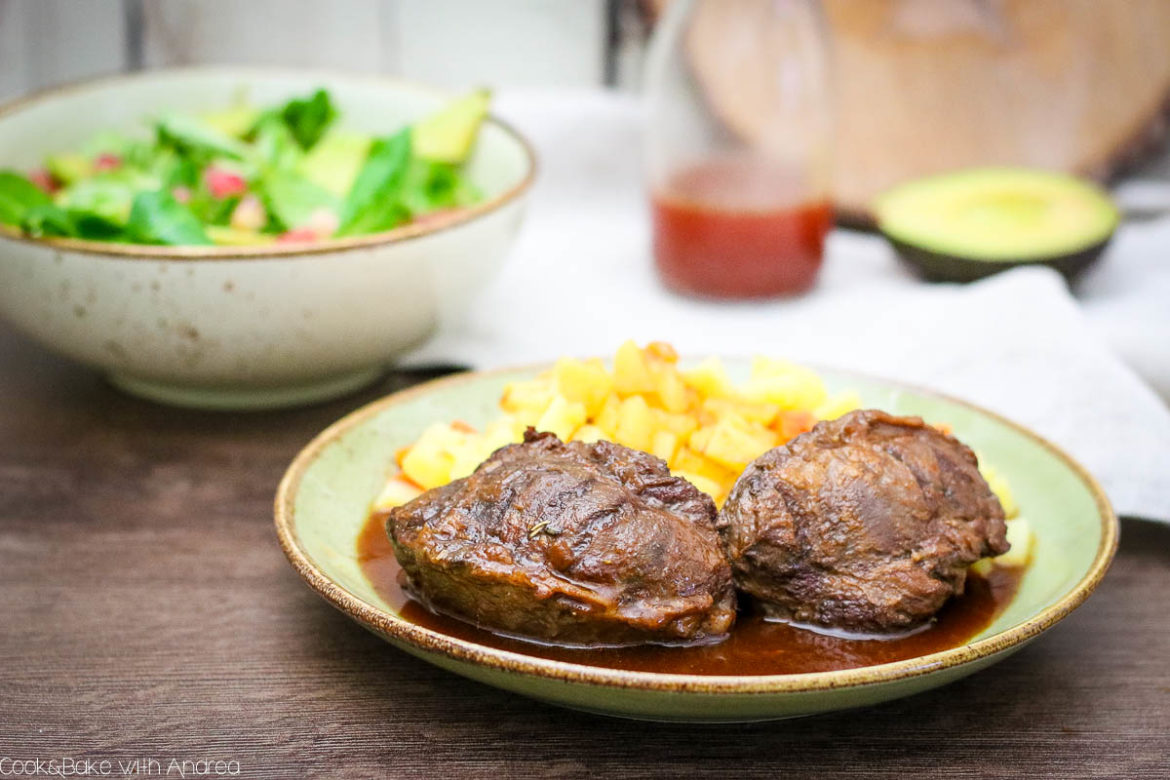 Cook and Bake with Andrea für Byodo – Sanft geschmorte Schweinebäckchen mit Malzbiersoße und Powersalat Rezept – www.candbwithandrea.com Die kalte Jahreszeit schreit geradezu nach einem Wohlfühlgericht und was passt dazu besser als zart geschmorte Schweinebäckchen mit Malzbiersoße und Powersalat? Das Winterrezept gibt´s bei Cook and Bake with Andrea.