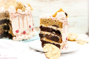 Für meinen Geburtstag wollte ich mal richtig auftrumpfen und eine Highlight-Torte backen. Deswegen habe ich mich für einen bunten Cookie-Dough-Cake entschieden, in dem nicht nur auf, sondern auch im Kuchen Kekse versteckt sind. Aber nicht nur im Teig versteckt sich eine Überraschung, sondern auch ein Gewinnspiel am Ende des Beitrags von Cook and Bake with Andrea.