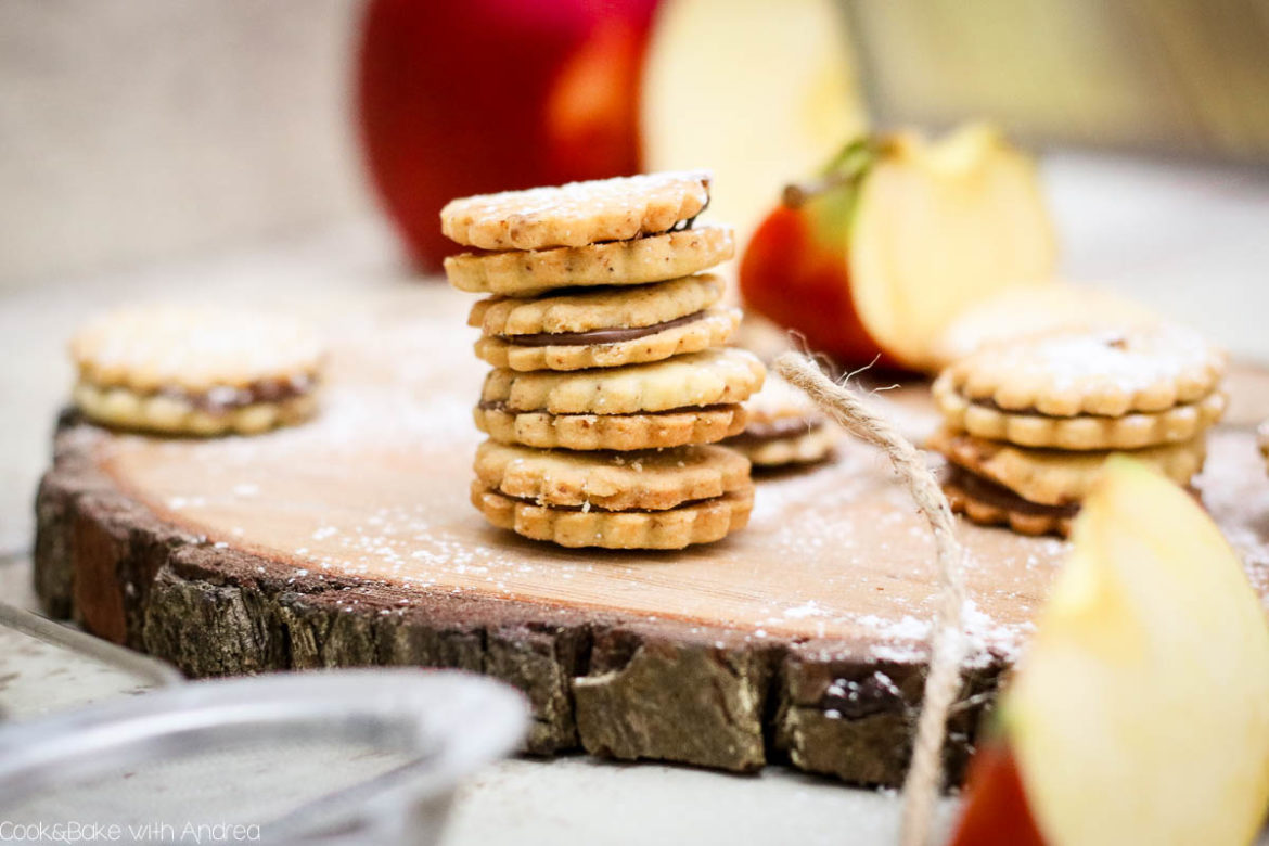 Nuss-Nougat geht immer oder? Vor allem als Füllung in diesen leckeren Nuss-Nougat-Plätzchen! Und das Beste? Am Ende des Beitrags könnt ihr etwas Tolles gewinnen! Rezept und Adventskalender-Gewinnspiel findet ihr bei Cook and Bake with Andrea.