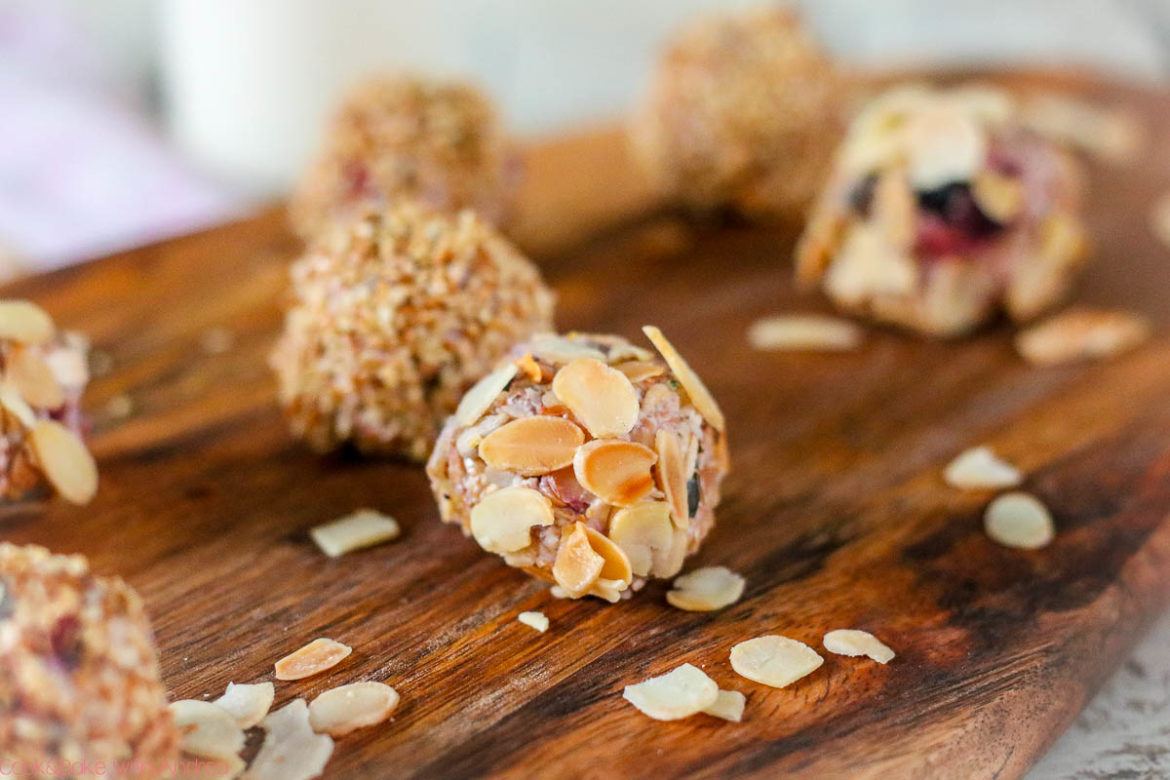 Ihr seid morgens immer viel zu spät dran und müsst aufs Frühstück verzichten oder euch ein teures, weniger gesundes beim Bäcker unterwegs kaufen? Das gehört nun der Vergangenheit an! Meine Müsli-Kugeln sind das perfekte Frühstück to go, die sich super vorbereiten lassen. Das einfache Rezept findet ihr bei Cook and Bake with Andrea.