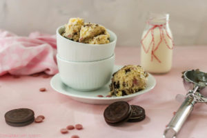 Wer hat als Kind gerne vom Teig genascht, wenn Mama gebacken hat? Ich mag das heute noch, deswegen habe ich ein Rezept für Keksteig, den ihr entweder roh naschen könnt oder leckere Kekse daraus backen könnt. Das Rezept findet ihr auf dem Blog von Cook and Bake with Andrea.
