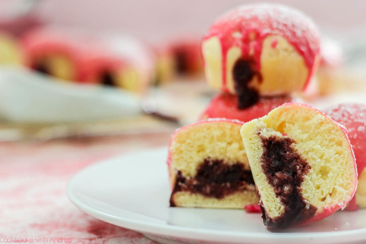 Egal ob zum Valentinstag oder Fasching: meine Krapfen aus dem Ofen sind perfekt für jede Gelegenheit. Lasst euch die Berliner/Pfannkuchen schmecken! Das mega einfache Rezept gibt es auf dem Blog von Cook and Bake with Andrea.