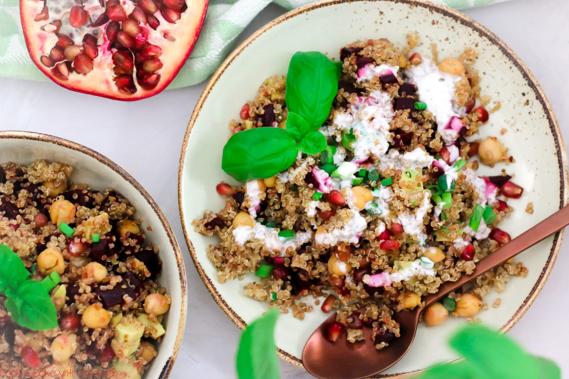 Heute entführe ich euch auf einem fliegenden Teppich in den Orient! Denn es gibt einen orientalischen Quinoasalat mit Roter Bete. Fliegst du mit? Dann landen wir gemeinsam auf dem Blog von Cook and Bake with Andrea.