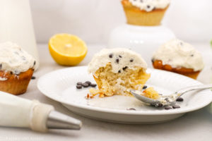 Ach Muffins und Cupcakes sind einfach was Schönes: Schnell zubereitet und (leider) noch schneller verputzt. Mein Rezept für Zitronen-Cupcakes mit Schokochip-Frosting ist genau der richtige Happen für zwischendurch und durch das Zitronenaroma wunderbar leicht und fruchtig. Das zitronige Rezept gibt es auf dem Blog von Cook and Bake with Andrea.