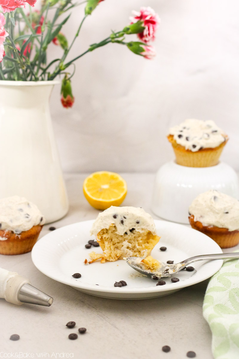 Ach Muffins und Cupcakes sind einfach was Schönes: Schnell zubereitet und (leider) noch schneller verputzt. Mein Rezept für Zitronen-Cupcakes mit Schokochip-Frosting ist genau der richtige Happen für zwischendurch und durch das Zitronenaroma wunderbar leicht und fruchtig. Das zitronige Rezept gibt es auf dem Blog von Cook and Bake with Andrea.