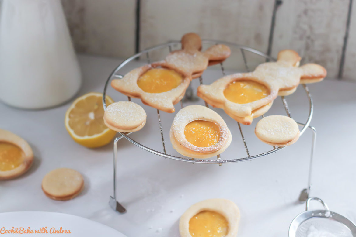 Plätzchen gibt´s nur zu Weihnachten? Nö, das wäre ja nur ein paar Wochen im Jahr. Das kann so nicht sein! Deswegen habe ich heute ein Rezept für Osterplätzchen mit (selbstgemachtem) Lemon Curd für euch. Seid ihr dabei? Das kinderleichte Rezept findet ihr auf dem Blog von Cook and Bake with Andrea.