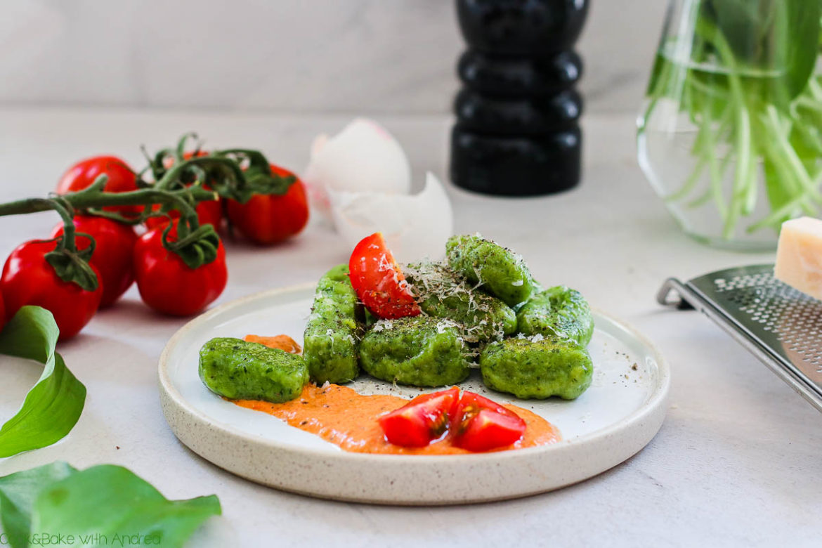 Die Bärlauchsaison ist kurz also nutzt sie! Ich verarbeite sie in allen möglichen Rezepten, wie auch in diesem für Bärlauchgnocchi mit Paprikasoße. Viele weitere tolle Rezepte mit Bärlauch findet ihr bei Cook and Bake with Andrea.