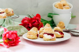 Die Rhabarbersaison ist schneller vorbei als man meint, deswegen nutzt sie! Zum Beispiel könnt ihr mit diesem Rezept für süße Windbeutel mit Sahne und Rhabarberkompott das beste aus den rosa-grünen Stangen rausholen. Mehr Rhabarberrezepte gibt es auf dem Blog von Cook and Bake with Andrea.