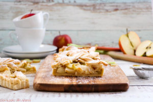 Rhabarber kündigt den Frühlingsbeginn an. Deswegen braucht es viele tolle Rezeptideen wie diesen Apfel-Rhabarber-Pie, damit ich in Frühlingsstimmung komme. Geht´s euch genau so? Dann schaut am besten auf den Blog von Cook and Bake with Andrea für mehr Inspiration.
