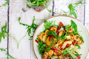 Die Temperaturen klettern endlich nach oben und die Sonne zeigt sich von ihrer besten Seite. Das schreit nach einem gemütlichen Picknick mit einem fruchtigen Nudelsalat im Glas. Einfach vorzubereiten und super praktisch. Das einfache Rezept gibt´s bei Cook and Bake with Andrea.