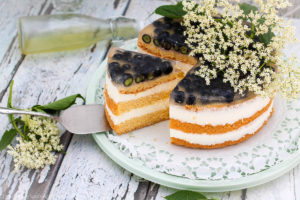 Mit selbstgemachtem Holunderblütensirup lässt sich so Vieles zaubern. Nicht nur der Klassiker "Hugo", sondern zum Beispiel auch diese leichte Blaubeer-Joghurt-Torte mit Holunder. Das sommerliche Kuchenrezept findet ihr bei Cook and Bake with Andrea.