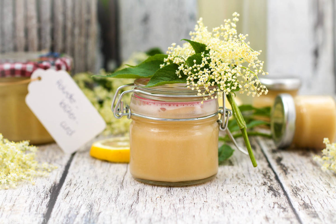 Cook and Bake with Andrea – Holunderblütencurd selber machen Rezept – www.candbwithandrea.com2 Die Holunderblütenzeit dauert nur knapp einen Monat, deswegen heißt es auch hier: Konservieren! Mit meinem selbstgemachten Holunderbütensirup als Basis habe ich diesen leckeren Holunderblütencurd zubereitet, perfekt als Geschenk aus der Küche. Das einfache Rezept gibt´s bei Cook and Bake with Andrea.