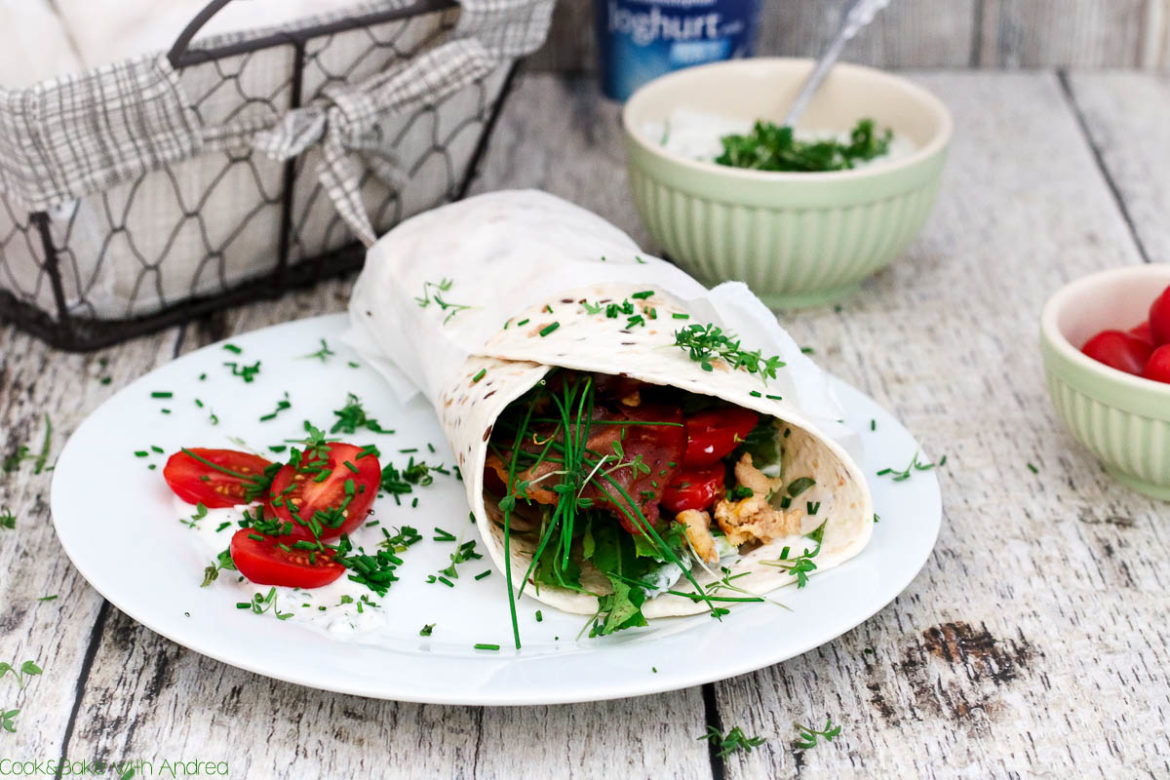 Wer ein herzhaftes Frühstück liebt, der ist mit diesem Rezept genau richtig beraten! Mein herzhafter Frühstücksburrito mit Joghurt-Dressing lässt sich super vorbereiten und auch mitnehmen, aber auch frisch auf dem Frühstückstisch ist er eine wahre Augenweide. Das Rezept gibt´s bei Cook and Bake with Andrea.