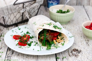 Wer ein herzhaftes Frühstück liebt, der ist mit diesem Rezept genau richtig beraten! Mein herzhafter Frühstücksburrito mit Joghurt-Dressing lässt sich super vorbereiten und auch mitnehmen, aber auch frisch auf dem Frühstückstisch ist er eine wahre Augenweide. Das Rezept gibt´s bei Cook and Bake with Andrea.