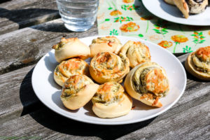 Im Sommer sollte man das Wetter so gut es geht genießen, also warum drinnen essen? Die Temperaturen schreien gerade nach einem Picknick und meine herzhaften Hefeschnecken mit Pesto sind der perfekte Snack dafür. Auf Cook and Bake with Andrea findet ihr das Rezept.