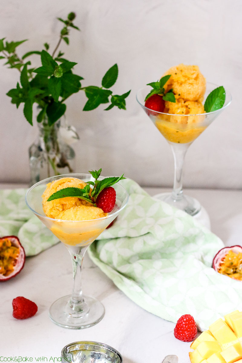 36 Grad und es wird noch heißer... Im Sommer braucht es eine passende Abkühlung! Wie wär´s dann mit einem super einfachen und erfrischenden Mango-Passionsfrucht-Sorbet? Das Ruck-Zuck Rezept gibt es auf dem Blog von Cook and Bake with Andrea.