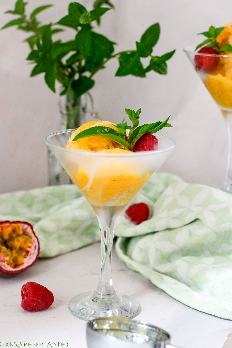 36 Grad und es wird noch heißer... Im Sommer braucht es eine passende Abkühlung! Wie wär´s dann mit einem super einfachen und erfrischenden Mango-Passionsfrucht-Sorbet? Das Ruck-Zuck Rezept gibt es auf dem Blog von Cook and Bake with Andrea.