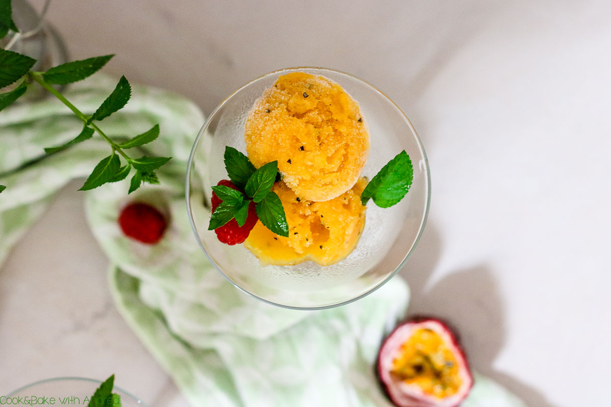 36 Grad und es wird noch heißer... Im Sommer braucht es eine passende Abkühlung! Wie wär´s dann mit einem super einfachen und erfrischenden Mango-Passionsfrucht-Sorbet? Das Ruck-Zuck Rezept gibt es auf dem Blog von Cook and Bake with Andrea.