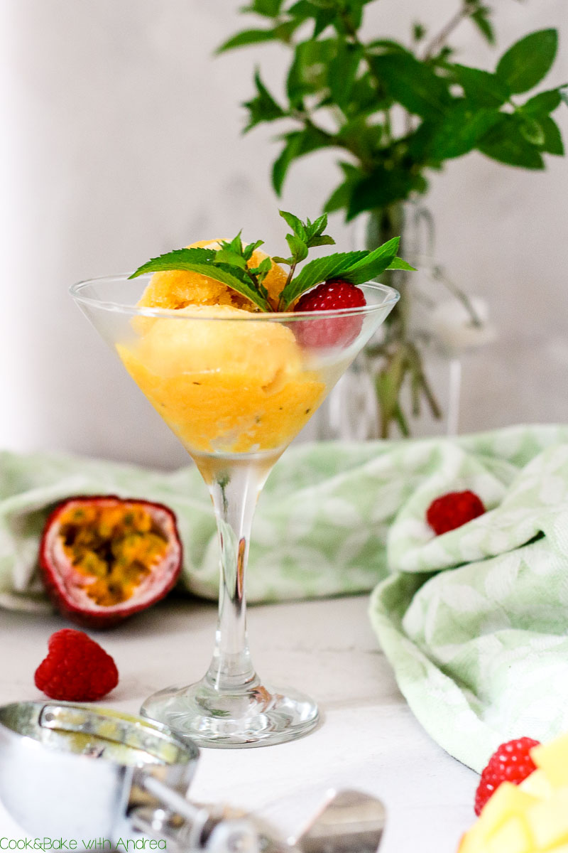 36 Grad und es wird noch heißer... Im Sommer braucht es eine passende Abkühlung! Wie wär´s dann mit einem super einfachen und erfrischenden Mango-Passionsfrucht-Sorbet? Das Ruck-Zuck Rezept gibt es auf dem Blog von Cook and Bake with Andrea.