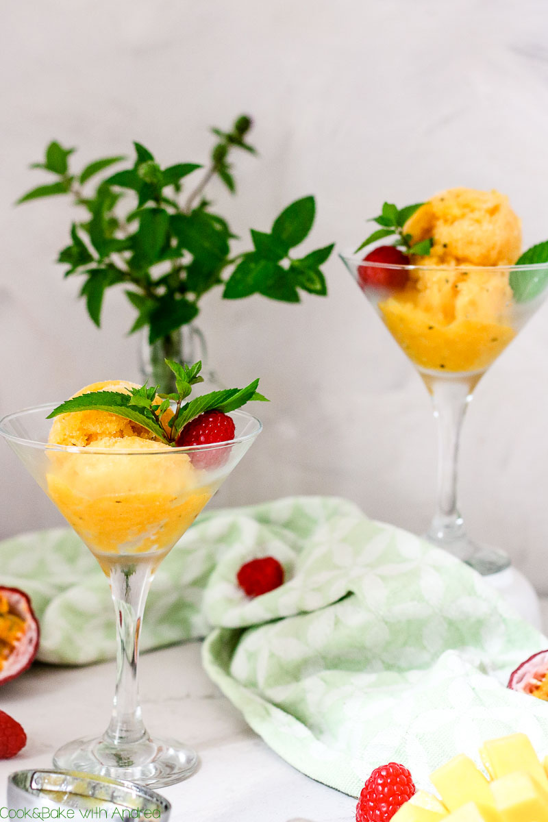 36 Grad und es wird noch heißer... Im Sommer braucht es eine passende Abkühlung! Wie wär´s dann mit einem super einfachen und erfrischenden Mango-Passionsfrucht-Sorbet? Das Ruck-Zuck Rezept gibt es auf dem Blog von Cook and Bake with Andrea.