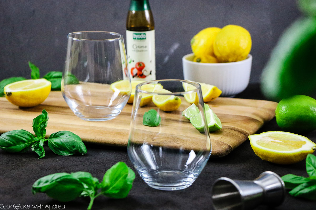 Balsamico im Salat kennt jeder, aber habt ihr damit schon mal experimentiert? Ich schon und habe mit leckerer Balsamicocreme von Byodo* einen gruseligen Gin Basil Smash gezaubert! Das simple Rezept gibt´s bei Cook and Bake with Andrea.