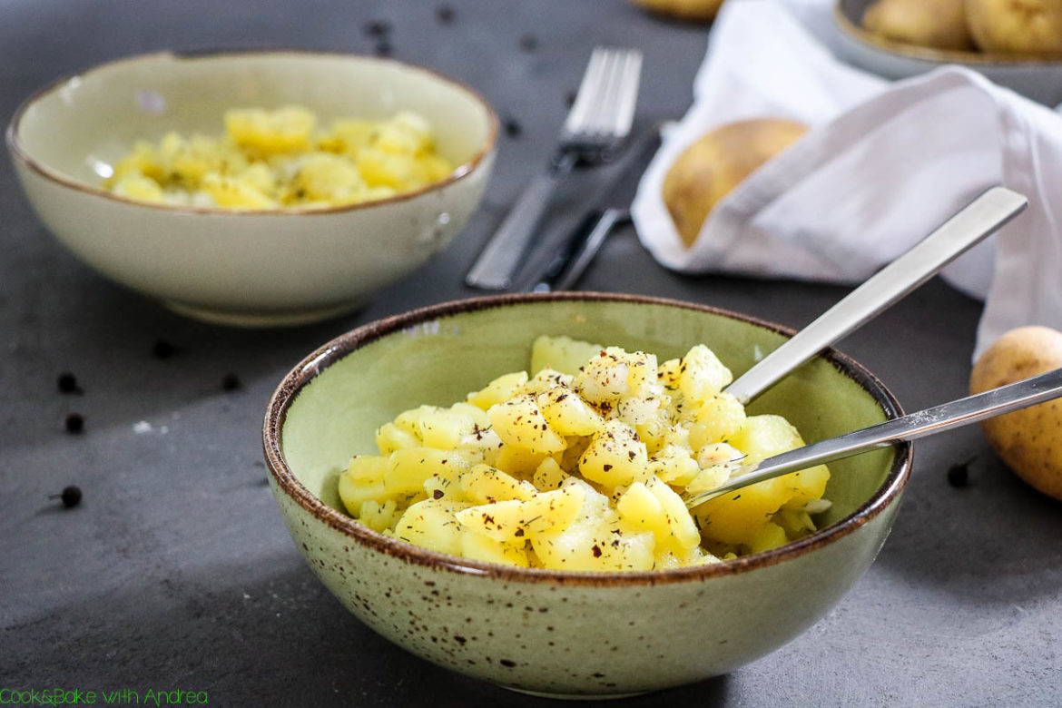 In etwa 3 Wochen ist schon Weihnachten und viele fragen sich vermutlich, was sie ihrer Familie servieren sollen. Traditionell steht in Deutschland bzw. Bayern am Heiligabend aber besonders ein Gericht ganz oben: der Kartoffelsalat! Und ich zeige euch heute unser Familienrezept, das ihr auf Cook and Bake with Andrea findet.