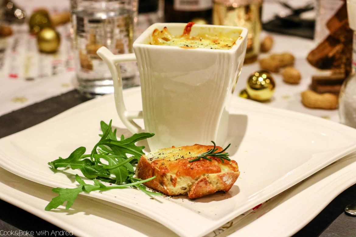 Es ist bald so weit! Weihnachten steht vor der Tür. Wer mich kennt, weiß, dass es seit inzwischen 9 Jahren ein Mehrgängemenü an Heiligabend gibt, das ich für meine Familie und mich zubereite. Letztes Jahr gab es als zweite Vorspeise diese Französische Zwiebelsuppe mit überbackenem Baguette.