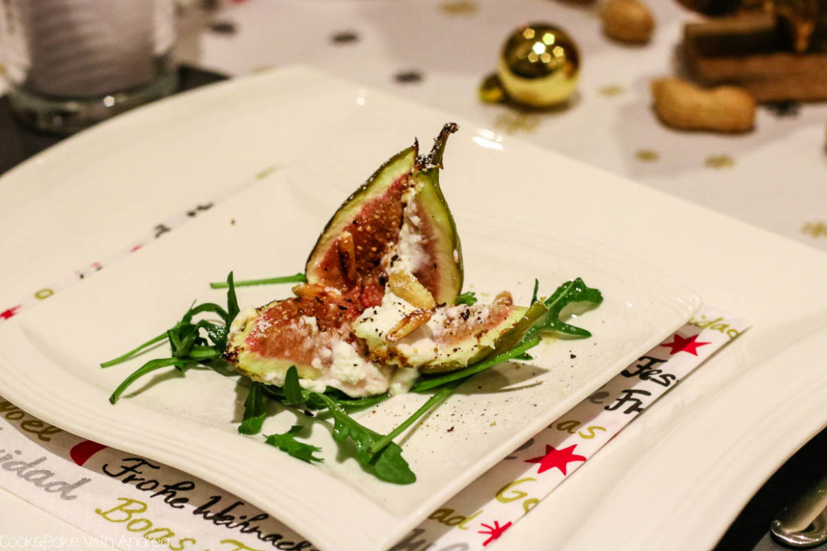 Es ist bald so weit! Weihnachten steht vor der Tür. Wer mich kennt, weiß, dass es seit inzwischen 9 Jahren ein Mehrgängemenü an Heiligabend gibt, das ich für meine Familie und mich zubereite. Letztes Jahr gab es als Vorspeise diese gratinierte Feige mit Ziegekäse und Honig.