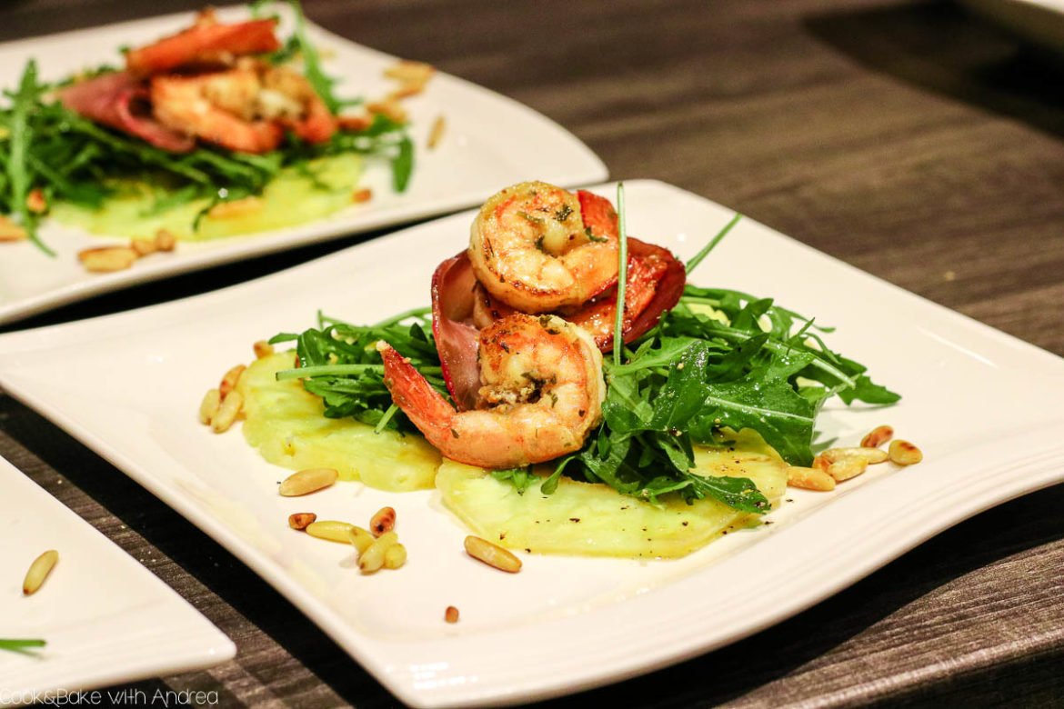 Es ist bald so weit! Weihnachten steht vor der Tür. Wer mich kennt, weiß, dass es seit inzwischen 9 Jahren ein Mehrgängemenü an Heiligabend gibt, das ich für meine Familie und mich zubereite. Letztes Jahr gab es als Vorspeise diese Riesengarnele auf Ananas-Carpaccio.