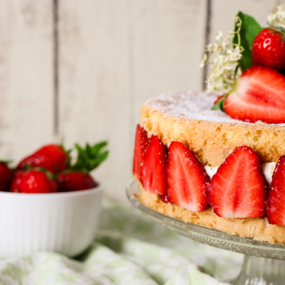 Erdbeertorte mit Mascarpone und Holunderblütensirup - C&amp;B with Andrea