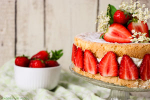 Erdbeeren + Biskuit + Mascarpone = ein absolutes Dreamteam! Erweitert habe ich dieses perfekte Trio bei meiner Erdbeertorte noch mit etwas selbstgemachtem Holunderblütensirup. Das Rezept gibt´s bei Cook and Bake with Andrea.
