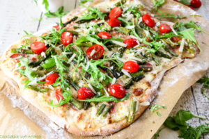Pizza ist immer eine gute Idee, aber es muss nicht immer der Klassiker mit Tomatensoße sein. Mein Rezept für diese schnelle Feierabendküche findet ihr bei Cook and Bake with Andrea.