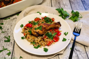Wenn´s am Abend nach der Arbeit schnell gehen muss, ist dieser Ofenreis mit Paprika-Hühnchen genau das Richtige. Kurz anbraten, ab in den Ofen und genießen. Das schnelle Rezept gibt´s bei Cook and Bake with Andrea.