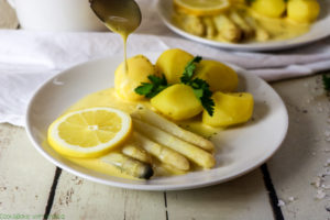 Bald ist die Spargelsaison leider vorbei, allerdings möchte ich euch mein Rezept für den Klassiker nicht vorenthalten: Weißer Spargel, Salzkartoffeln und selbstgemachte Sauce Hollondaise! Das Rezept mit einem super Tipp findet ihr auf dem Blog von Cook & Bake with Andrea.