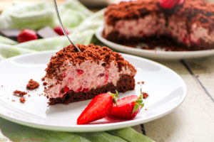 Heute habe ich eine tolle Variante eines alten Klassikers für euch: einen schokoladigen Erdbeer-Maulwurfkuchen! Statt Bananen findet ihr darin klein geschnittene Erdbeeren und die Sahne ist mit etwas Likör und Zart-Bitter-Schokoraspeln aufgepimpt. Das einfache Muttertagsrezept gibt´s bei Cook and Bake with Andrea.