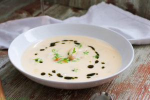 Die Spargelsaison ist wieder da, das muss genutzt werden! Deswegen gibt es heute eine leckere weiße Spargelcremesuppe. Das schnelle Feierabendrezept gibt´s bei Cook & Bake with Andrea.