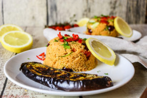 Letzte Woche mediterran, heute ein Abstecher in den Orient: Mein Couscoussalat mit Aubergine lässt euch beim Grillen vom Urlaub in Fernost träumen. Das Rezept für den sommerlichen Grillsalat findet ihr bei Cook and Bake with Andrea.