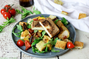 Die Grillsaison ist im vollen Gange, aber es muss ja nicht immer Fleisch sein! Mein mediterraner Brotsalat mit Grillkäse ist die perfekte Beilage, nicht nur für Vegetarier! Das einfache Rezept für die perfekte Grillbeilage findet ihr bei Cook and Bake with Andrea.