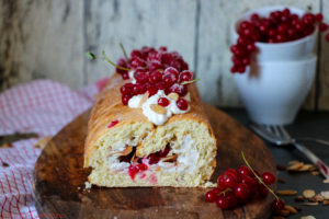 Der Sommer ist endlich da, da braucht es einen passenden Kuchen: meine Mandel-Biskuitrolle mit Johannisbeer-Joghurt-Füllung ist da genau richtig! Die Füllung ist so unfassbar erfrischend und lecker und der Teig wunderbar fluffig. Das Rezept gibt es auf dem Blog von Cook and Bake with Andrea.