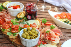 Die Temperaturen steigen, der Sommer hat seinen Höhepunkt erreicht. Da wird nicht mehr viel gekocht, das ist viel zu heiß. Aus diesem Grund habe ich heute dreierlei spanische Tapas für euch und noch ein paar weitere Tipps, um euch Spanien nach Hause zu holen. Alle Infos findet ihr auf dem Blog von Cook and Bake with Andrea.