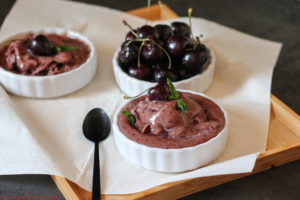 KiBa-Nicecream weckt in mir Erinnerungen an meine Kindheit. Da der Sommer und die Hitze jetzt da sind, habe ich mich statt dem typischen Smoothie für ein kühlendes Eis entschieden. Das gesunde und vegane Rezept ist in Sekundenschnelle fertig, ganz ohne Eismaschine; zu finden bei Cook and Bake with Andrea.