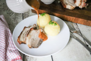 O´zapft is! Dieses Jahr leider nicht wie üblich auf dem Münchner Oktoberfest, sondern einfach zu Hause! Mit diesem selbstgemachten Schweinekrustenbraten mit Dunkelbiersoße, Kartoffelknödeln und Speck-Krautsalat holt ihr euch die Wiesn einfach nach Hause. Das traditionelle Rezept findet ihr bei Cook and Bake with Andrea.