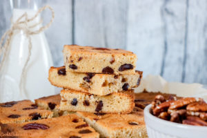 Blondies? Kennt ihr noch nicht? Der kleine Bruder vom Brownie. Für alle, die fudgy Gebäck lieben, aber lieber weniger Schokoladengeschmack wollen sind meine saftigen Blondies mit Pekannuss genau das Richtige. Das einfache und schnelle Rezept findet ihr auf dem Foodblog von Cook and Bake with Andrea.