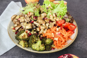 Salat ist langweilig? Da muss ich leider widersprechen! Mein bunter Salat mit ganz viel Ofengemüse ist nicht nur farbenfroh, sondern mega gesund und dazu noch unfassbar lecker! Das schnelle Abendessen findet ihr auf dem Foodblog von Cook and Bake with Andrea.